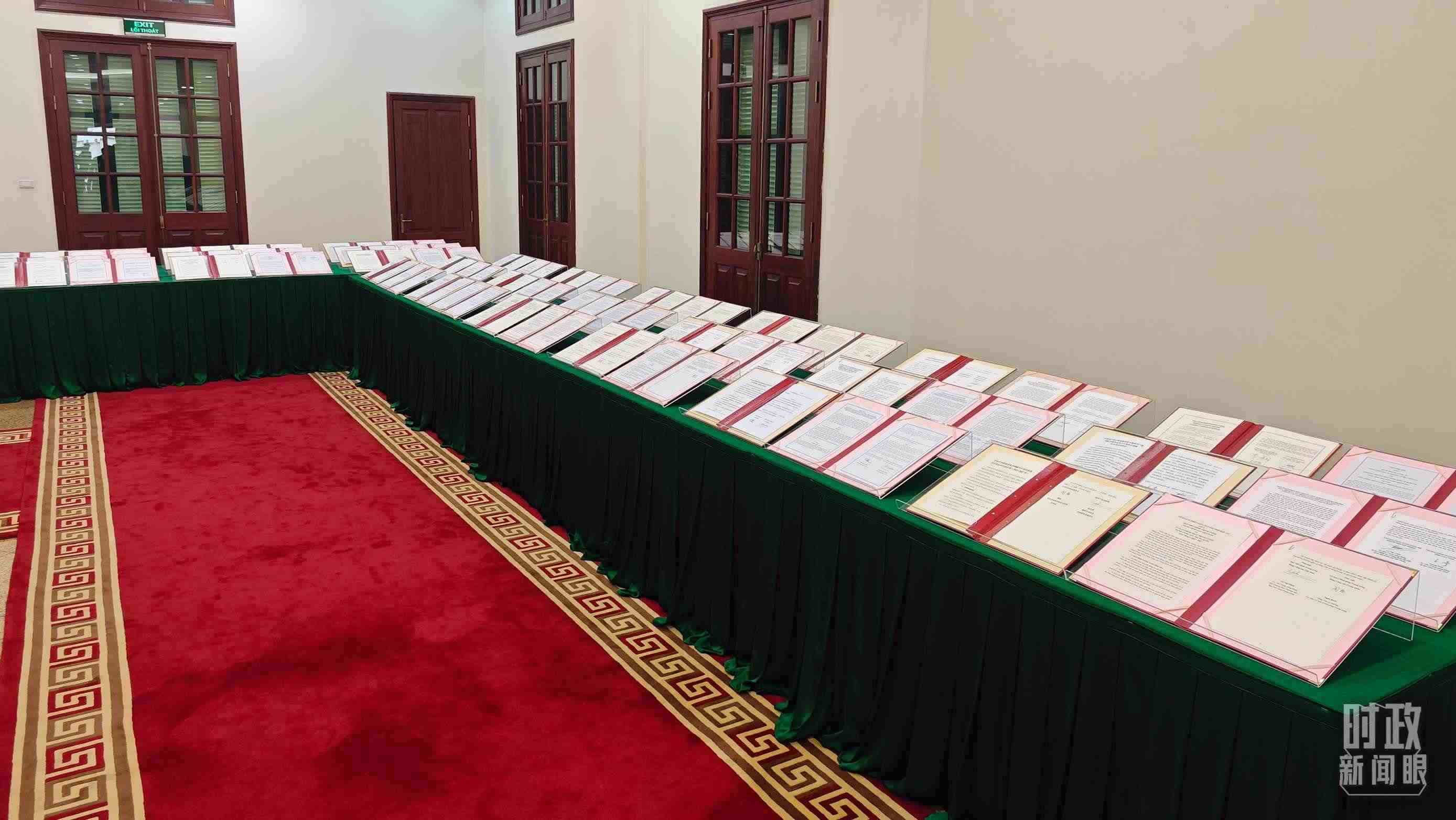 △會(huì)談后，兩黨總書記共同見證雙方簽署的雙邊合作文件展示，涵蓋共建“一帶一路”等30多個(gè)領(lǐng)域。（總臺(tái)央視記者耿小龍拍攝）