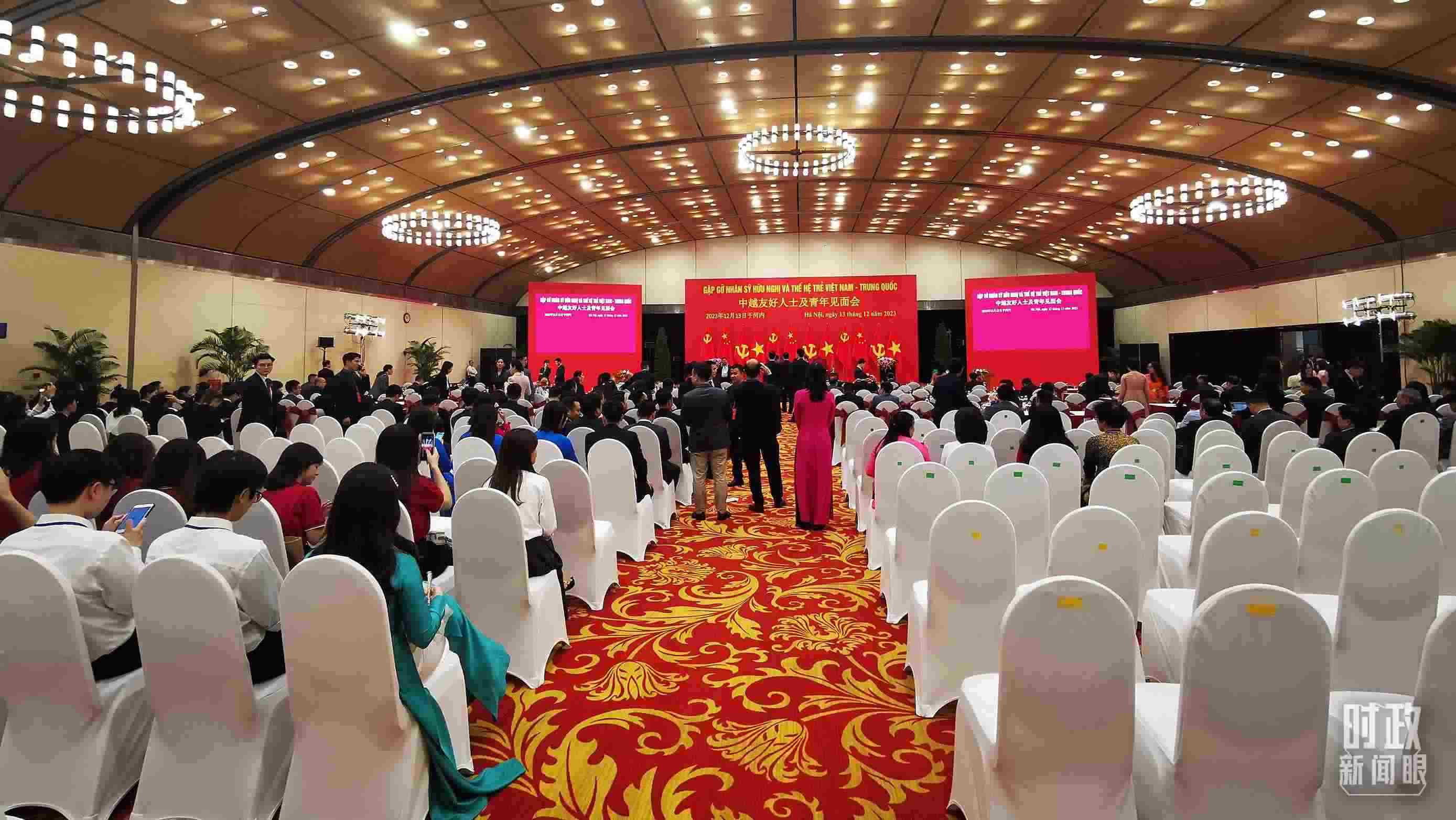 △習(xí)近平出席中越友好人士及青年見面會(huì)。這是見面會(huì)開始前的場景。（總臺(tái)央視記者荊偉拍攝）