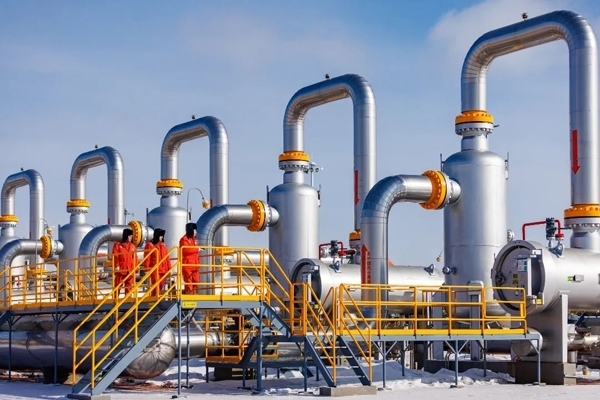 中俄東線天然氣管道黑河首站工作人員正在巡檢。受訪者供圖