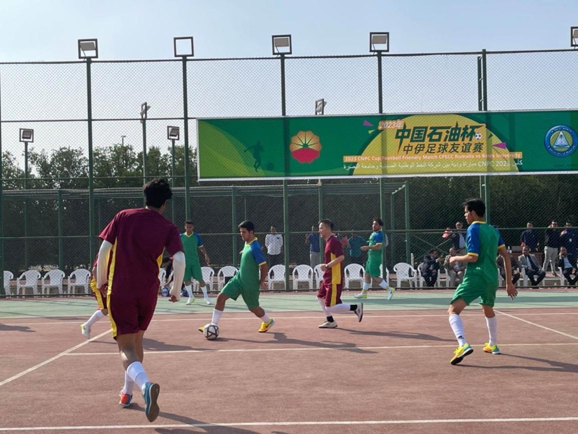 12月14日，中國(guó)石油（伊拉克）魯邁拉片區(qū)舉辦公共開放日和足球友誼賽。中國(guó)石油工程建設(shè)有限公司魯邁拉項(xiàng)目代表隊(duì)與巴士拉大學(xué)代表隊(duì)進(jìn)行了比賽，巴士拉大學(xué)代表隊(duì)獲勝。文學(xué)軍攝