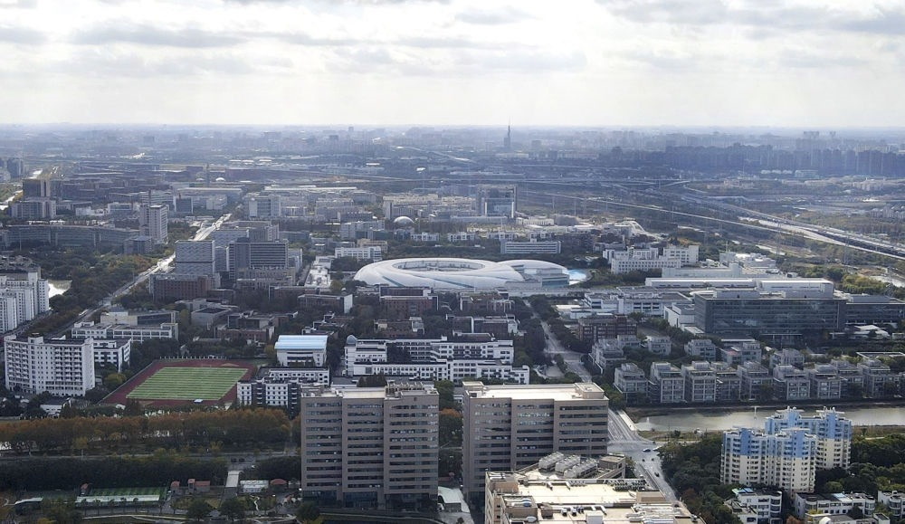 這是2023年11月25日在上海浦東新區(qū)張江科學(xué)城拍攝的形如鸚鵡螺的大科學(xué)裝置上海光源（中）（無(wú)人機(jī)照片）。新華社記者 方喆 攝