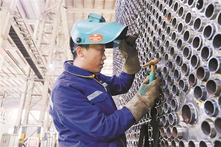 邵旭鵬在車間進行電焊作業(yè)。受訪者供圖