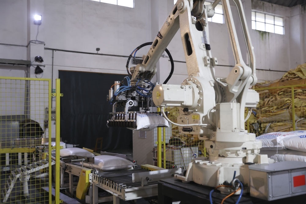 12月14日，在廣西來賓東糖鳳凰有限公司，機(jī)械臂在廠房碼放白砂糖成品。