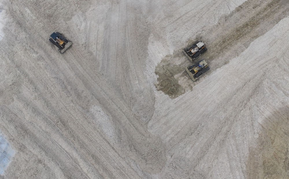 12月12日，在廣西湘桂華糖制糖集團(tuán)來賓紙業(yè)有限責(zé)任公司，工作人員在整理蔗渣（無人機(jī)照片）。