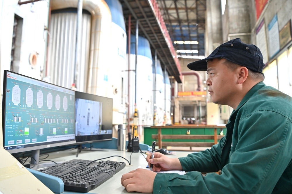 12月12日，工作人員在廣西來賓小平陽湘桂制糖有限公司監(jiān)控蒸發(fā)系統(tǒng)。