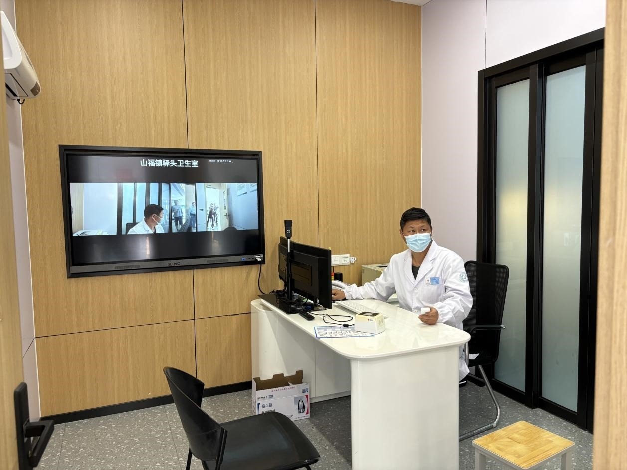 　　村里的值班醫(yī)生在線上連接三甲醫(yī)院的醫(yī)生對患者進行會診。