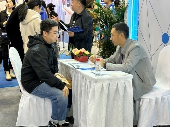 沈陽(yáng)招聘會(huì)現(xiàn)場(chǎng)。人民網(wǎng)記者 尹柏寒?dāng)z