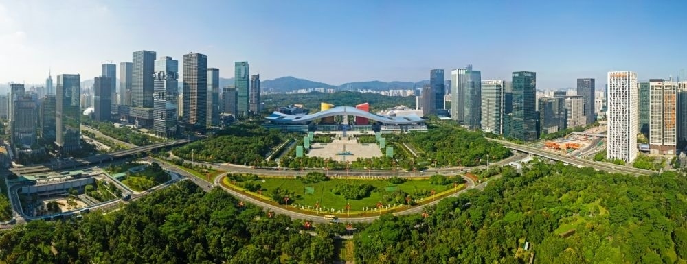 這是在廣東省深圳市拍攝的深圳市民中心和蓮花山公園一線（2020年10月2日攝，無人機照片）。新華社記者 梁旭 攝