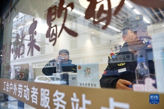 12月16日，戶外工作者在浙江省嘉興市南湖區(qū)丁家橋社區(qū)個性化“惠工小站”休息。