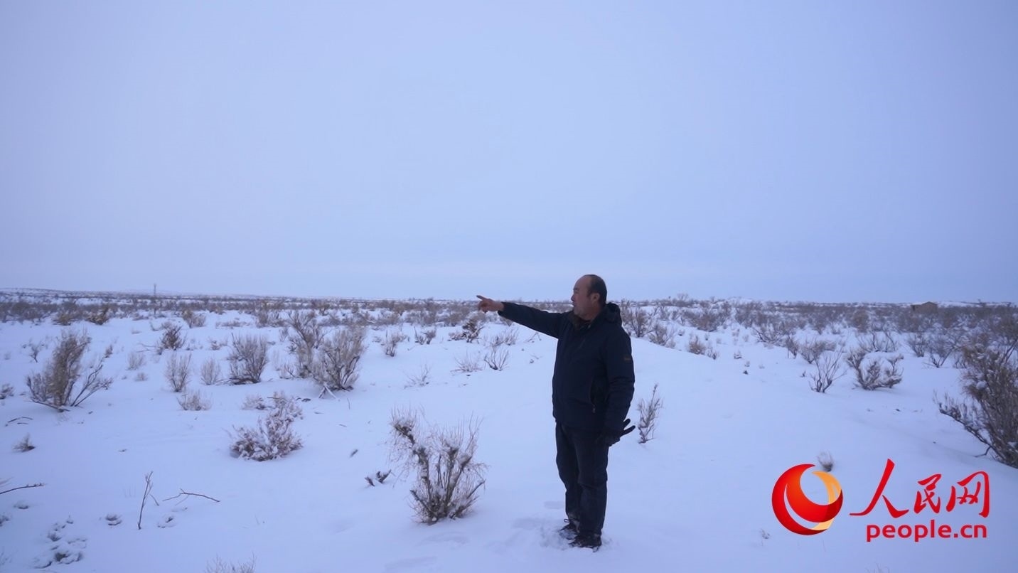 馬曉華向采訪團介紹林場情況。人民網(wǎng) 周靜圓攝