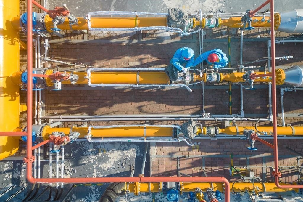 12月17日，黑龍江省哈爾濱市中慶燃?xì)庥邢挢?zé)任公司成高子門站的工作人員在進行設(shè)備巡檢，保障燃?xì)夤?yīng)（無人機照片）。 新華社記者 張濤 攝