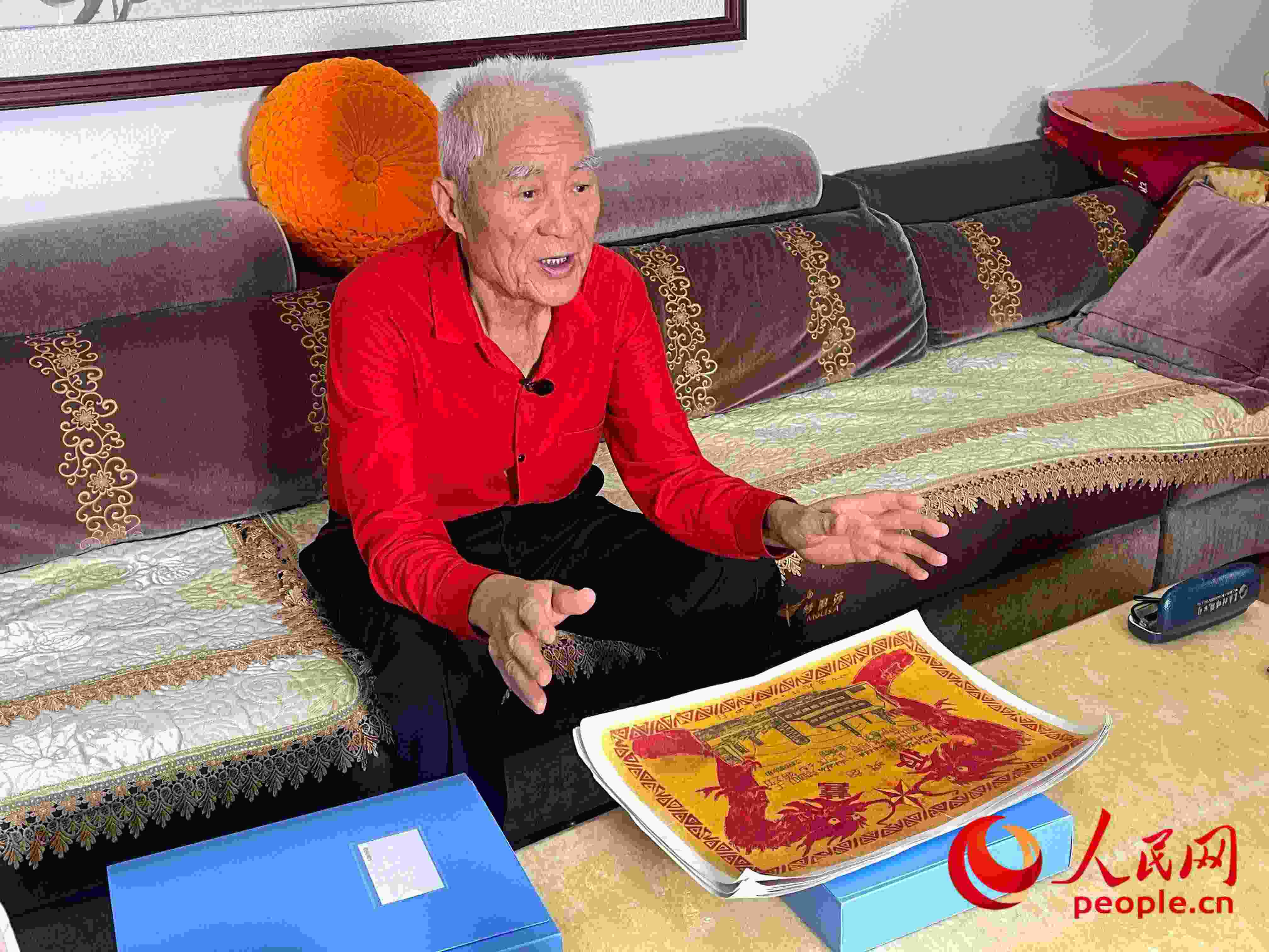 馬太生向采訪團(tuán)講述自己獲得獎狀的經(jīng)歷。人民網(wǎng) 周靜圓攝