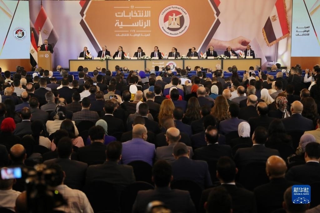 這是12月18日在埃及首都開羅拍攝的埃及全國選舉委員會新聞發(fā)布會現(xiàn)場。新華社發(fā)（艾哈邁德·戈馬攝）