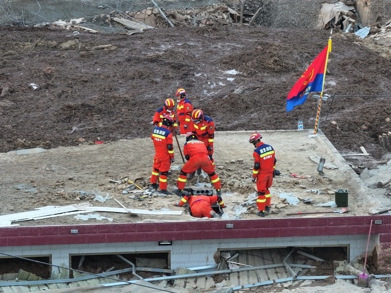 救援人員在現(xiàn)場。賀勇攝。