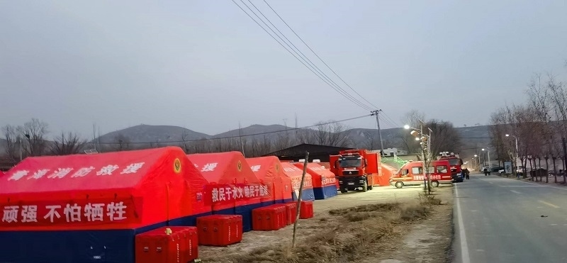 救災(zāi)隊員現(xiàn)場扎起了帳篷。王梅攝。