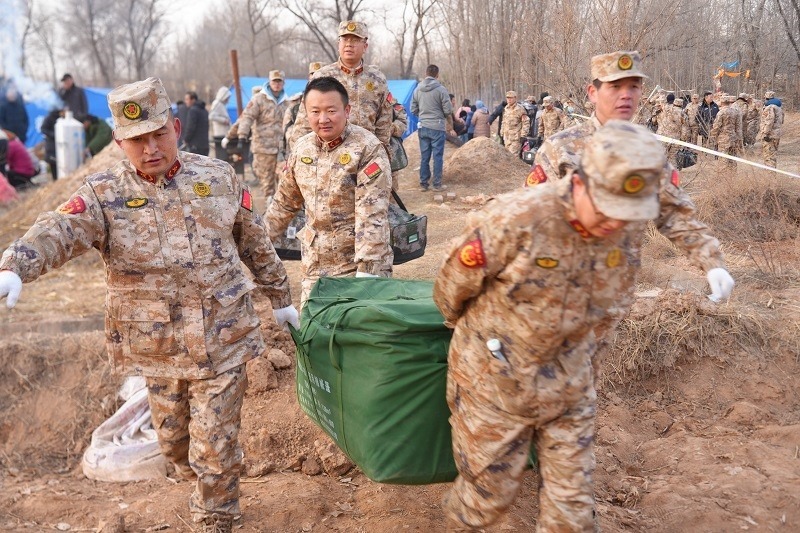 救援人員正在現(xiàn)場緊急搬運物資。賀勇攝。