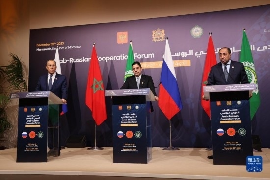 12月20日，在摩洛哥南部城市馬拉喀什舉行的第六屆阿拉伯-俄羅斯合作論壇主議程結(jié)束后，俄羅斯外交部長拉夫羅夫、摩洛哥外交大臣布里達(dá)、阿拉伯國家聯(lián)盟（阿盟）副秘書長胡薩姆·扎基（從左至右）出席記者會(huì)。新華社記者霍晶攝