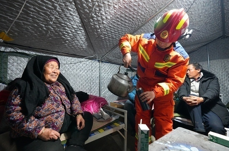 村民龔尕芳與消防員交流。賀勇攝。