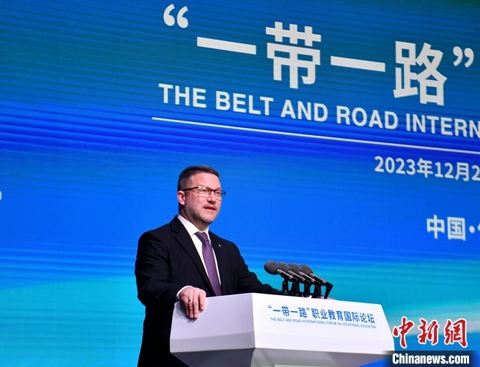 圖為活動現(xiàn)場歐洲議會交通旅游委員會副主席烏伊海依·伊什特萬致辭。 中新社記者 韓冰 攝