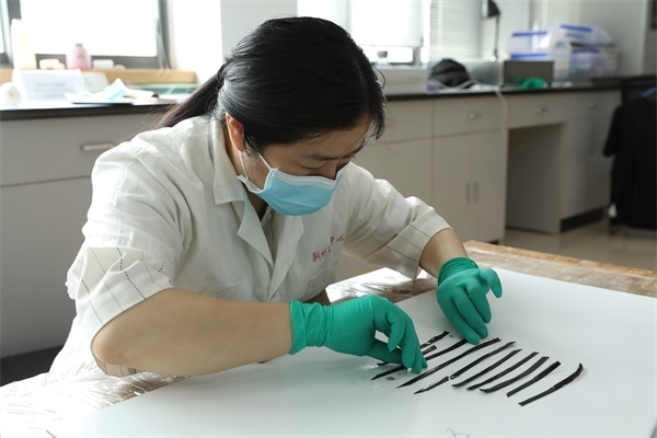 考古工作者正給竹簡(jiǎn)排序。國家文物局供圖