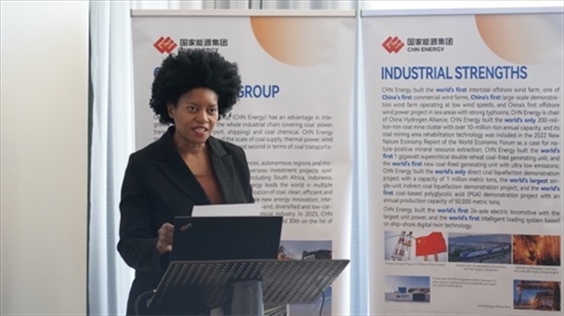 南非獨(dú)立傳媒集團(tuán)代表諾爾萬(wàn)德?tīng)?恩齊扎發(fā)言。 人民網(wǎng) 張茜攝