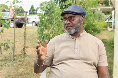 2023年12月18日，瓦努阿圖共和國總理夏洛特·薩爾維在瓦努阿圖公路項目二期馬勒庫拉段的移交儀式現場接受人民網采訪。人民網 賀吉攝