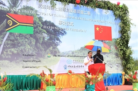 2023年12月18日，中國駐瓦努阿圖大使李名剛在瓦努阿圖公路項目二期馬勒庫拉段的移交儀式上發(fā)表致辭。人民網 賀吉攝