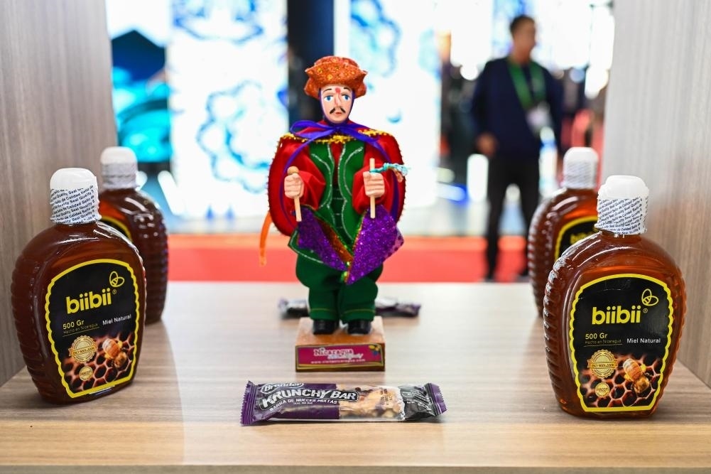 2023年11月8日在第六屆進(jìn)博會上拍攝的尼加拉瓜蜂蜜產(chǎn)品。