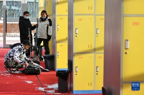 12月21日，游客在滑雪服務(wù)大廳整理滑雪裝備。