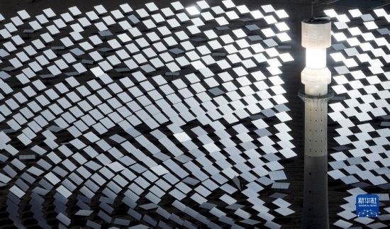 這是2023年6月11日在青海省海西蒙古族藏族自治州格爾木市拍攝的一座光熱電站（無人機(jī)照片）。 新華社記者 張宏祥 攝