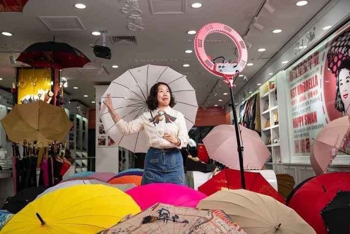 在義烏打拼了27年的商戶張吉英，正通過(guò)直播銷售雨傘。義烏市委宣傳部供圖