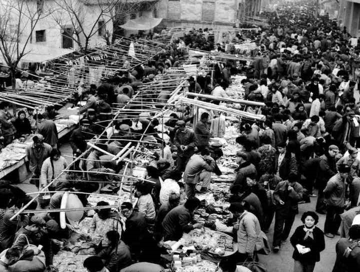 1982年，義烏湖清門馬路市場(chǎng)場(chǎng)景。拍友 金福根 攝