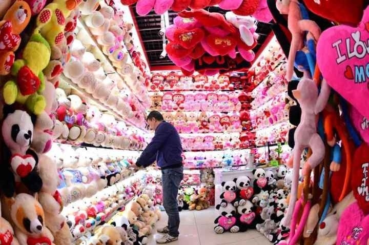 商戶在店鋪內(nèi)整理毛絨玩具。共享聯(lián)盟·義烏 呂斌 攝