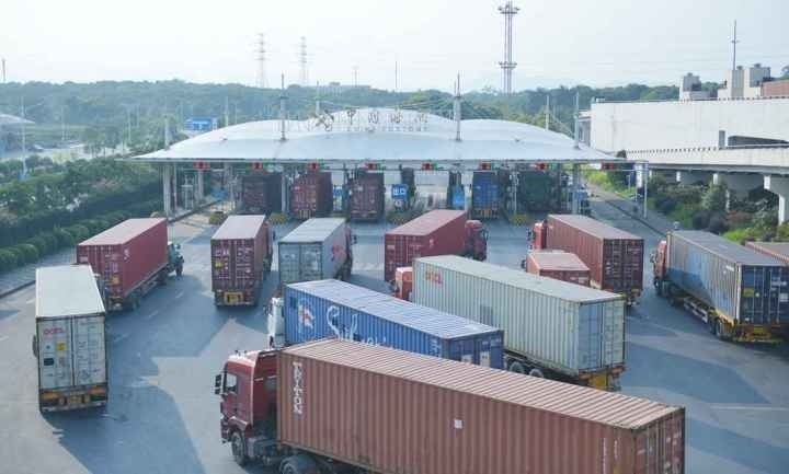 義烏海關(guān)排隊(duì)等待出關(guān)的車輛。共享聯(lián)盟·義烏 吳峰宇 攝