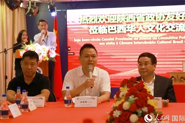 中國駐里約熱內(nèi)盧代總領(lǐng)事王尉育（中）在座談會中致辭。人民網(wǎng)記者 陳海琪攝