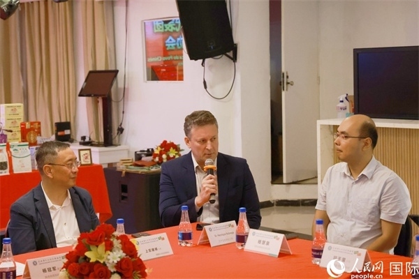 巴西中國友好協(xié)會主席恩里克·諾布雷加（中）在座談會中發(fā)言。人民網(wǎng)記者 陳海琪攝