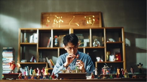 郎佳子彧通過短視頻直播，讓更多人關(guān)注并喜歡捏面人。受訪者供圖