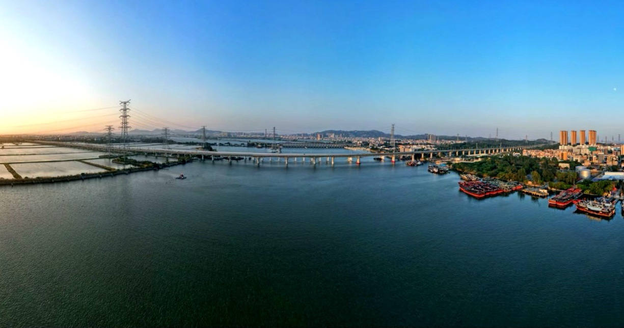 汕汕鐵路練特江大橋。國鐵集團供圖