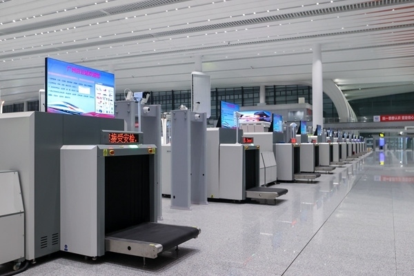 進站大廳整齊擺放的安檢儀。