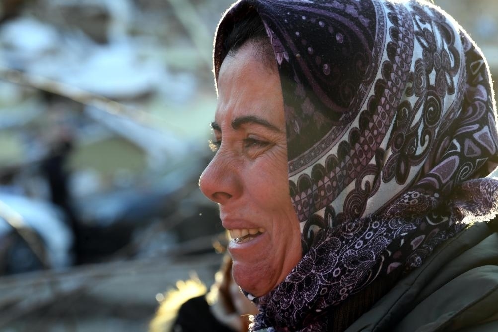 2月8日，在土耳其哈塔伊的一處地震廢墟，當(dāng)?shù)鼐用竦却H人的消息。新華社記者沙達(dá)提攝