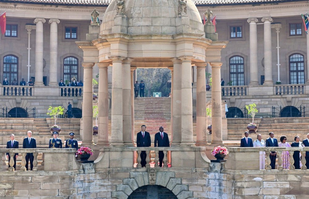 當(dāng)?shù)貢r(shí)間8月22日上午，正在南非進(jìn)行國(guó)事訪問(wèn)的國(guó)家主席習(xí)近平在比勒陀利亞總統(tǒng)府同南非總統(tǒng)拉馬福薩會(huì)談。會(huì)談前，拉馬福薩在總統(tǒng)府廣場(chǎng)為習(xí)近平舉行歡迎儀式。新華社記者 殷博古 攝