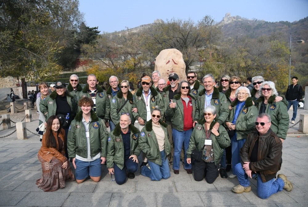 2023年10月29日，飛虎隊(duì)老兵莫耶一行人在北京八達(dá)嶺長(zhǎng)城合影留念。當(dāng)日，美中航空遺產(chǎn)基金會(huì)訪華代表團(tuán)成員陸續(xù)抵達(dá)北京。新華社記者 任超 攝