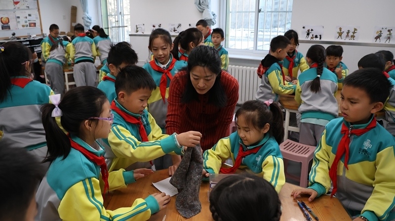 科學老師教同學制作消聲裝置。校方供圖