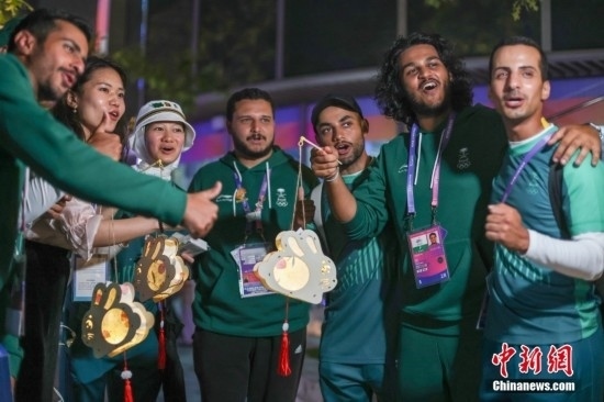 資料圖：9月29日，中國傳統(tǒng)節(jié)日中秋節(jié)，杭州亞運會運動員村舉辦中秋主題活動，中外運動員們歡聚一堂。圖為沙特阿拉伯運動員手持燈籠拍攝照片。<a target='_blank' href='/'><p align=