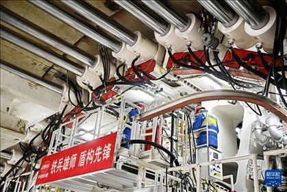 12月30日，中鐵十四局技術(shù)人員在盾構(gòu)掘進開始前檢查“海天號”盾構(gòu)機。新華社記者 李紫恒 攝