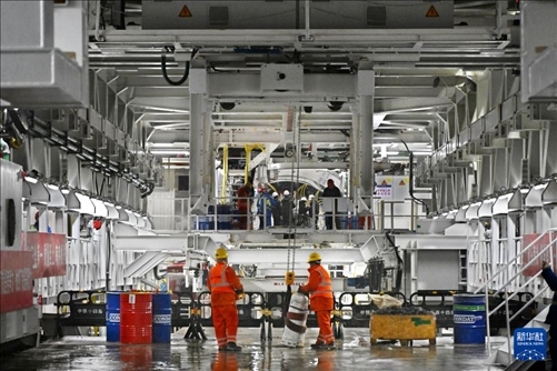 12月30日，建設(shè)者在青島膠州灣第二隧道工程南線主線隧道盾構(gòu)掘進現(xiàn)場作業(yè)。新華社記者 李紫恒 攝