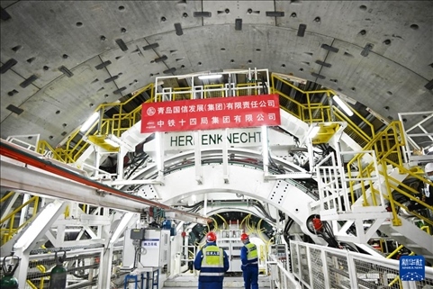 12月30日，中鐵十四局技術(shù)人員在盾構(gòu)掘進開始前檢查“海天號”盾構(gòu)機。新華社記者 李紫恒 攝