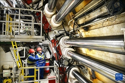 12月30日，中鐵十四局技術(shù)人員在盾構(gòu)掘進開始前檢查“海天號”盾構(gòu)機。新華社記者 李紫恒 攝