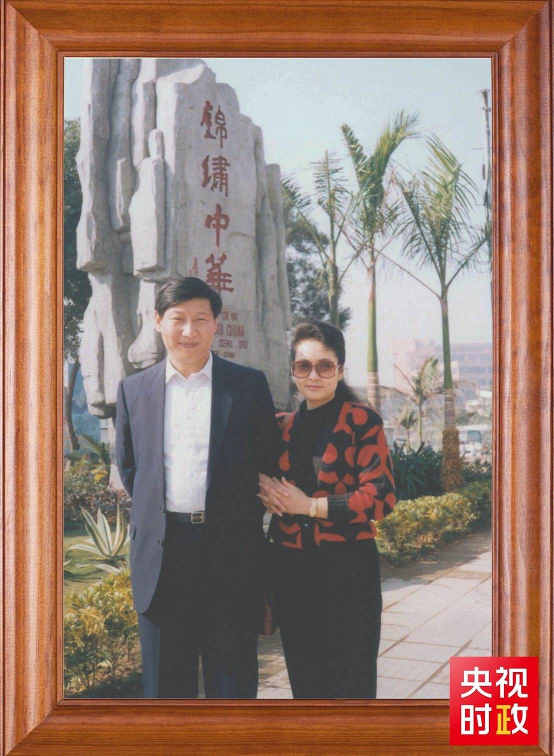 △這是習(xí)近平和夫人彭麗媛的合影。這張照片第一次出現(xiàn)在他的書架上。