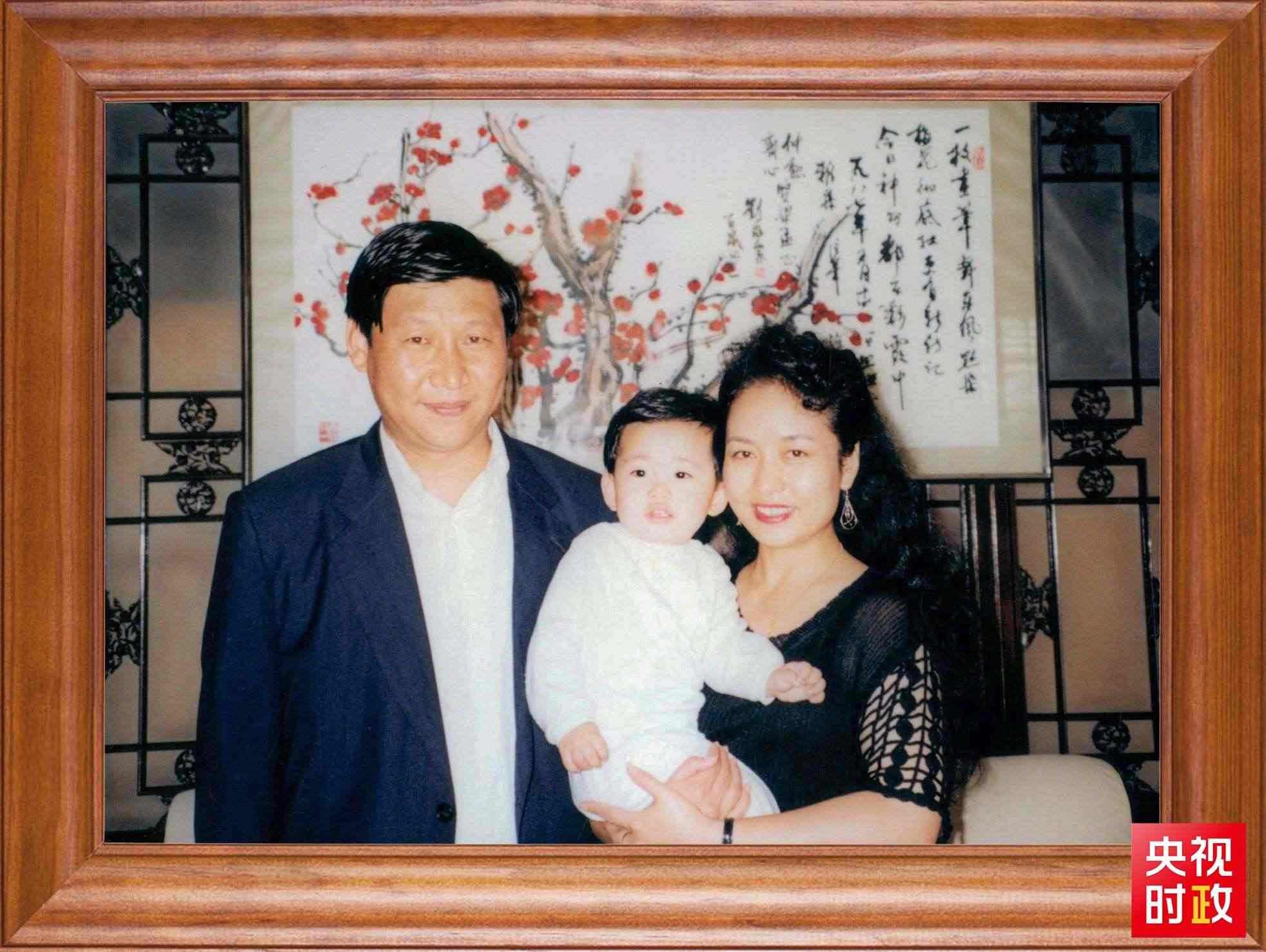 △這是習(xí)近平一家三口的合影。這張照片第一次出現(xiàn)在他的書架上。